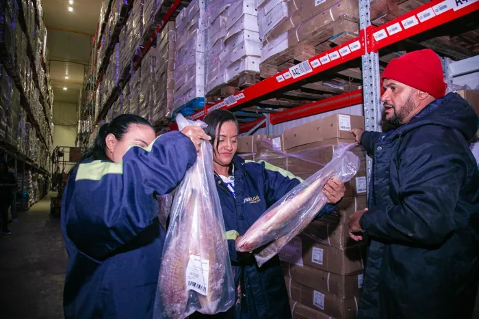 Itens da Cesta Santa passam por vistoria da prefeita Débora Regis antes da distribuição