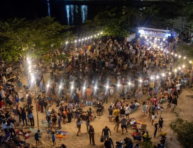 Luau na Enseada anima feriado prolongado de Páscoa com música e forró à beira-mar