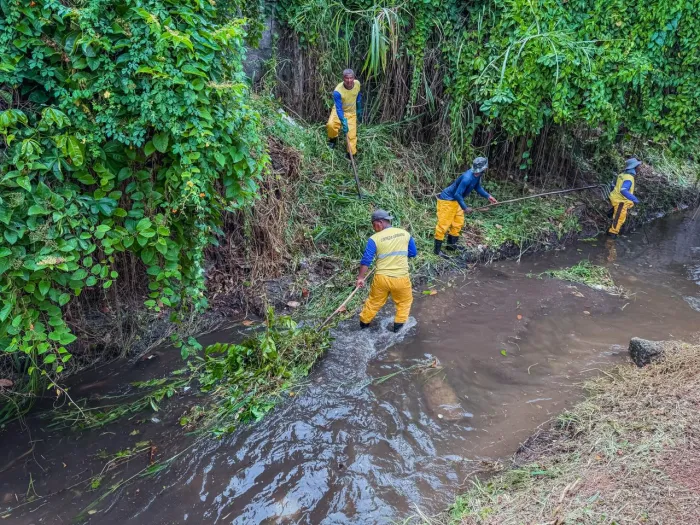 Prefeitura intensifica limpeza do canal do Rio Ipitanga para prevenir alagamentos no Centro