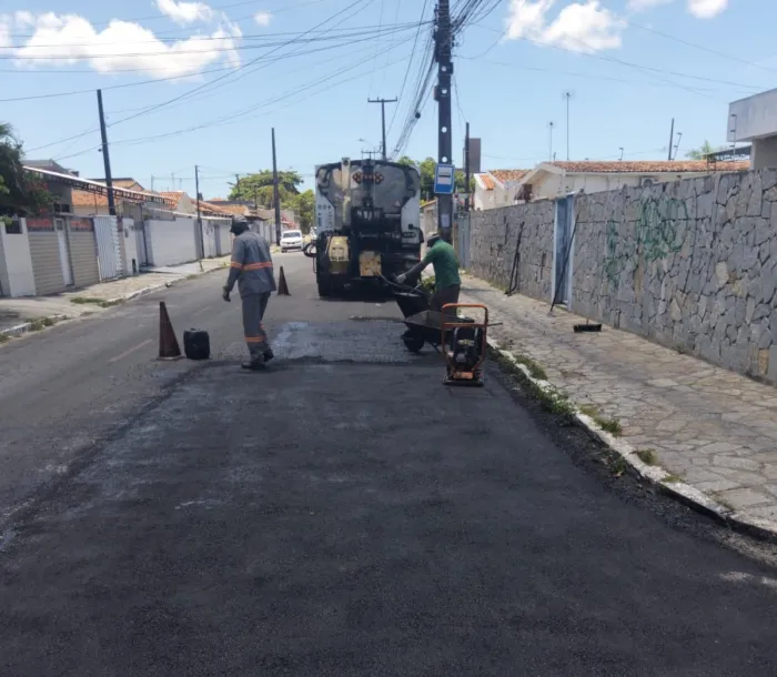 Seinfra inicia semana com serviços da Operação Tapa-Buraco em 33 bairros da Capital