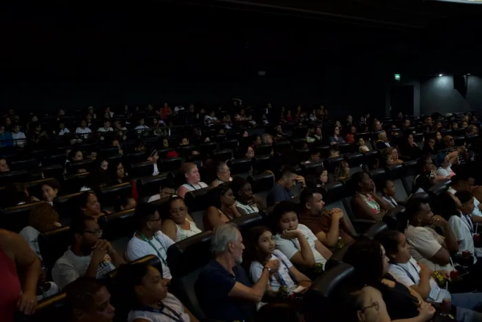 Cinema vira sala de aula para alunos da rede municipal do Rio