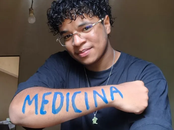 Ex-monitor aprovado em Medicina vira inspiração para o programa Oportunidade Jovem