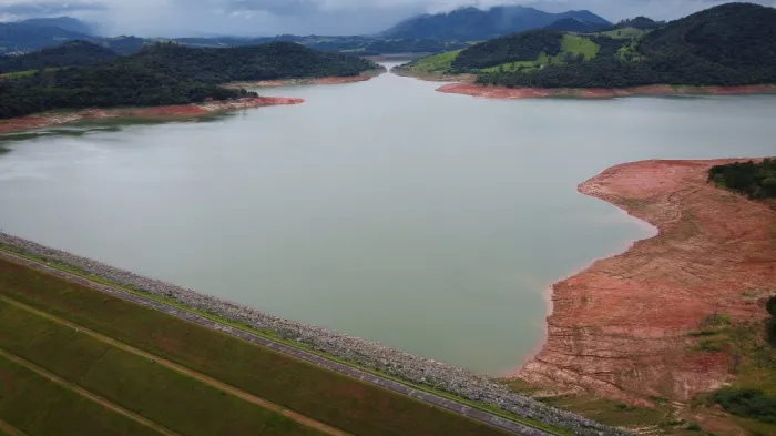 Redução da pressão da água no período chuvoso gera economia de 151 bilhões de litros em SP