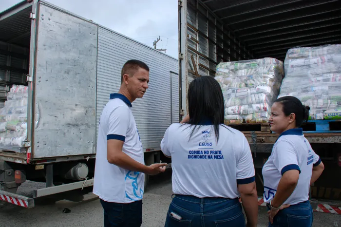 Prefeita Débora Regis acompanha liberação dos caminhões da Cesta Santa