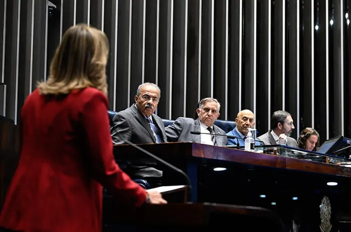 Leila defende a MP na tribuna, observada por Rodrigues, Izalci e Confúcio; ao fundo, Veneziano - Foto: Carlos Moura/Agência Senado