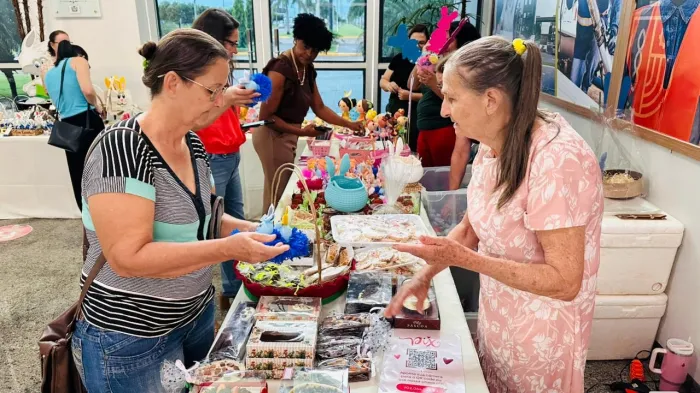 Mulheres atendidas pelas unidades do Cras fazem exposição de artesanato de páscoa no Paço Municipal