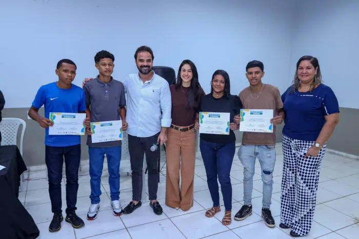 Assistência Social: Seaspac entrega certificados a alunos que concluíram cursos de barbearia e manutenção de celular
