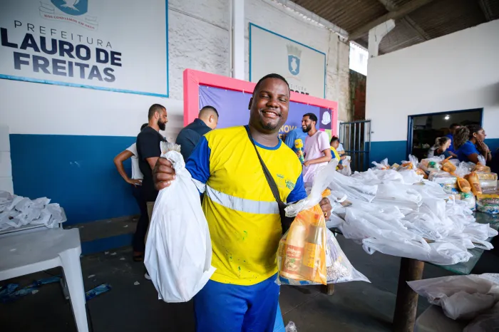 Prefeitura de Lauro de Freitas realiza entrega da Cesta Santa para agentes de limpeza nesta quarta-feira (1º)