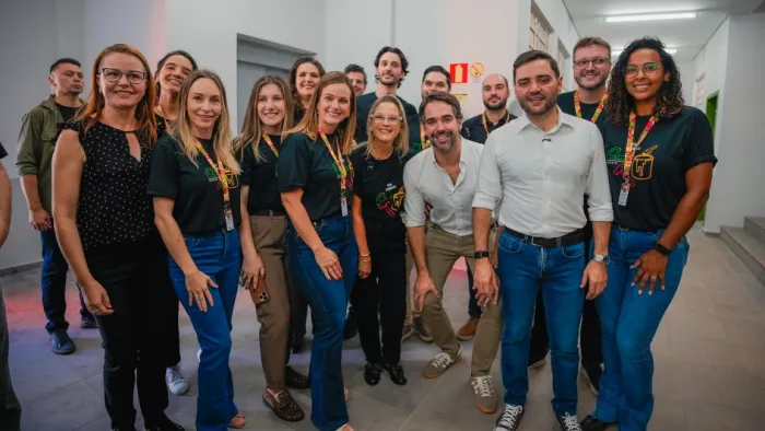 Com a presença de representantes da comunidade escolar, Leite e Gabriel apresentaram resultado das obras -Foto: Joel Vargas/Ascom GVG