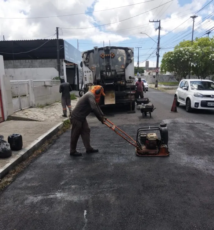 Seinfra realiza serviços da operação tapa-buraco em 37 bairros da Capital