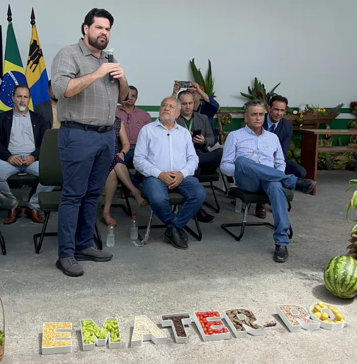  Deputado estadual e líder do governo na Alero, Jean Oliveira, presente em inauguração (Foto: Assessoria Parlamentar)