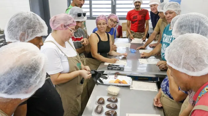 Pessoas com Deficiência participam de oficina de ovos de Páscoa