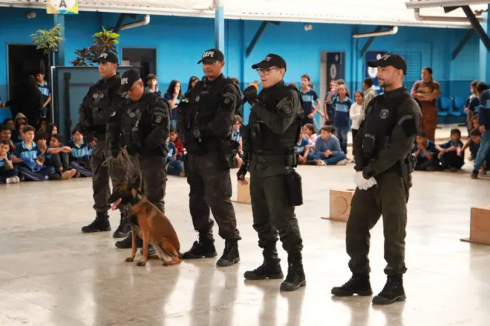 Policiais do Gape desenvolvem palestras para crianças e adolescentes sobre os trabalhos desenvolvidos no Canil do Grupo de Ações Penitenciárias Especiais (Gape)