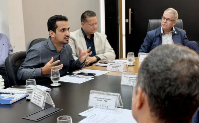 O analista do Simplifica Tocantins, Rubens Santos, participa de reunião do GT Empreende TO, ao lado do vice-presidente da Jucetins, Wesley Lemos - Foto: Philipe Ramos/Governo do Tocantins