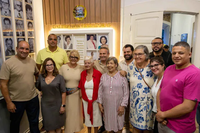 Câmara homenageia lideranças, inaugura galeria e aprova em primeira votação ajuste orçamentário