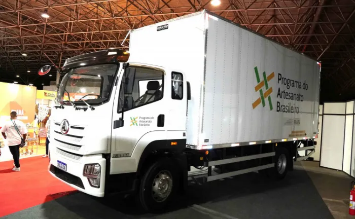 Foi disponibilizado ao Tocantins um caminhão equipado com baú de alumínio para carga seca e plataforma elevatória de carga veicular - Foto: Nayla Oliveira/Governo do Tocantins