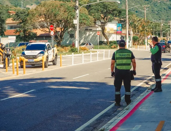 Departamento de Trânsito reforça orientações a motoristas em São Sebastião para utilização da faixa reversível