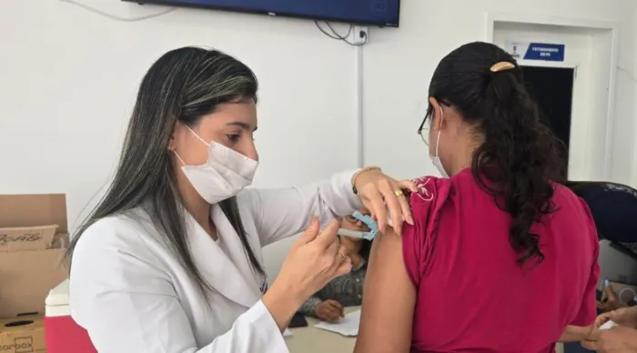 Ação promovida pelo SESMT, em parceria com a Secretaria Municipal de Saúde, amplia acesso à vacina e fortalece a prevenção entre trabalhadores da unidade / Fotos: Ascom SES