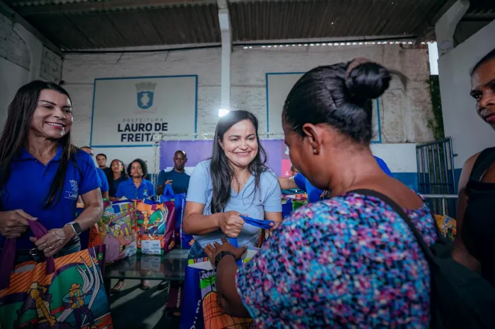 Prefeita Débora Regis entrega Cestas de Páscoa a agentes de limpeza e reforça valorização dos trabalhadores na gestão