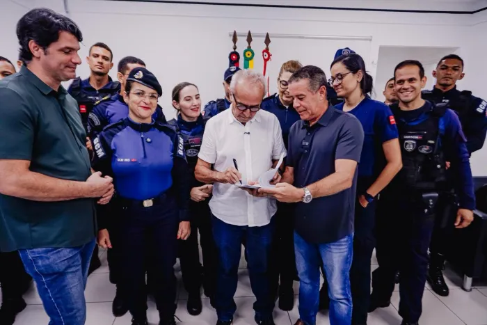 Cícero Lucena anuncia gratificação e PCCR para três categorias profissionais do Município