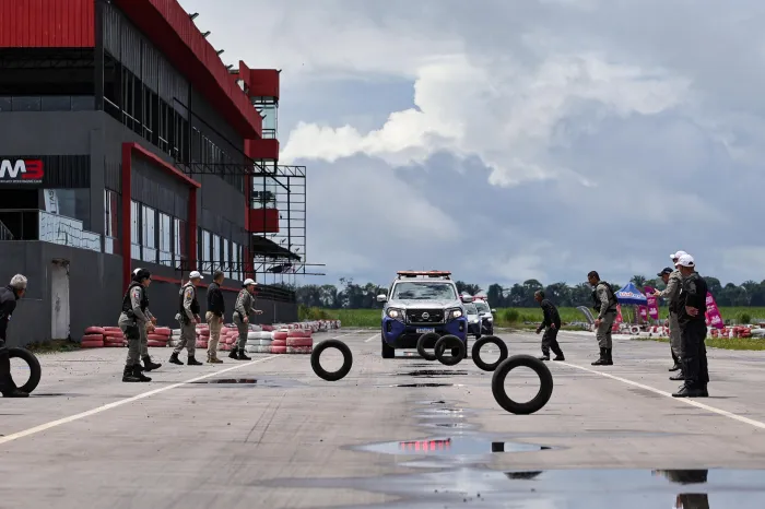 Agentes civis e militares da Operação Lei Seca participam de curso de direção defensiva