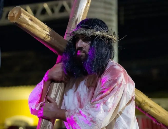 Encenação da Paixão de Cristo movimenta Sexta-feira Santa, na Praça da Matriz, em São Sebastião