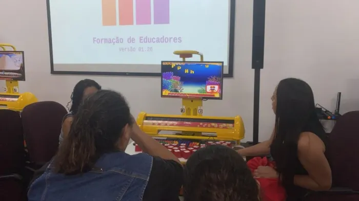 Professores da pré-escola da rede municipal participam de formação sobre uso de mesa educacional digital