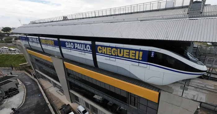 Projeção e mensagens nos trens destacam ‘fim da espera’ pela Linha 17-Ouro do Metrô, recém-inaugurada em SP