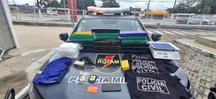 Operação da PM apreende mais de 26 kg de drogas e fardamentos falsos em Satuba