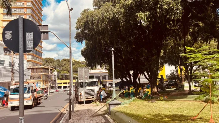 Praça da República recebe mutirão de limpeza da Prefeitura de Cuiabá nesta quinta