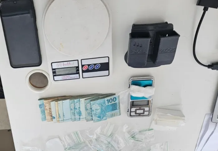 Guarnição encontrou uma balança de precisão e um estojo contendo R$ 11 mil em espécie, além de cartões bancários - Ascom PMAL