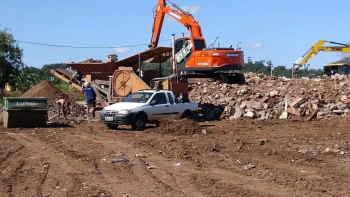 Iniciativa envolve a demolição, por meio de britagem, dos restos de prédios e de casas do bairro Navegantes -Foto: Divulgação Sema