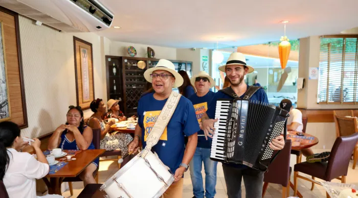 Autêntico forró pé de serra do grupo “Os Três Moleques” recepciona turistas e é um convite a fim que retornem para os festejos juninos de 2026 / Foto: Max Carlos