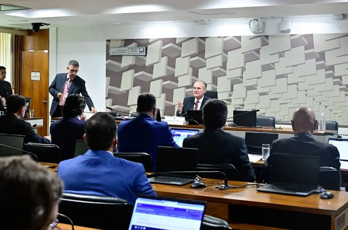 Renan Calheiros, presidente da CAE, durante reunião realizada em março - Foto: Geraldo Magela/Agência Senado