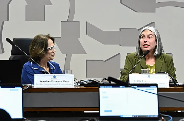 Cigarro eletrônico atrai jovens e agrava dependência, segundo especialistas