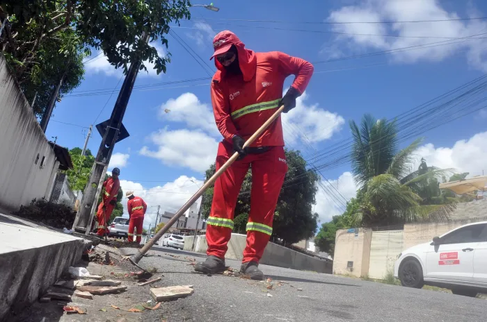Semana começa com serviços de limpeza intensificados em diversos bairros de João Pessoa