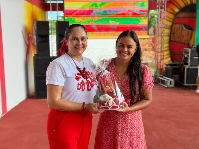  A parlamentar foi homenageada e reafirmou seu compromisso com o fortalecimento das manifestações culturais do município (Foto: Luís Gustavo | Assessoria Parlamentar)