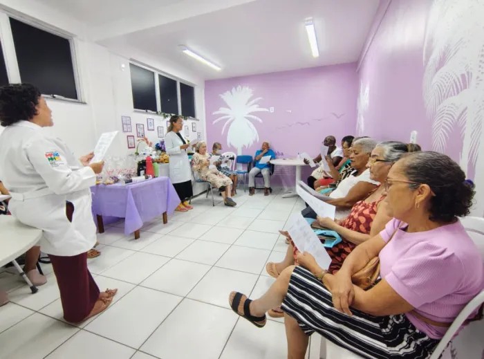 Governo promove Oficina de Páscoa para pacientes na Policlínica do Idoso