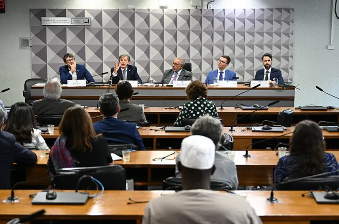 Debatedores apontaram para a explosão de conflitos — são 130 pelo mundo — e dos gastos militares - Foto: Saulo Cruz/Agência Senado