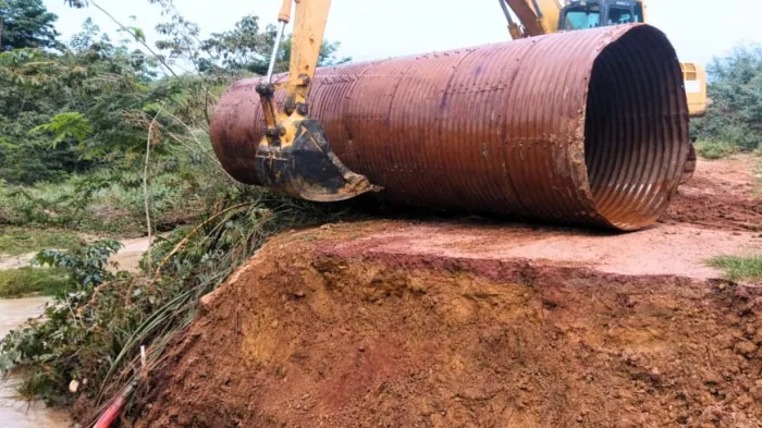 RO-455, no Vale do Jamari, recebe manutenção executada pelo Departamento Estadual de Estradas de Rodagem e Transportes (DER-RO)