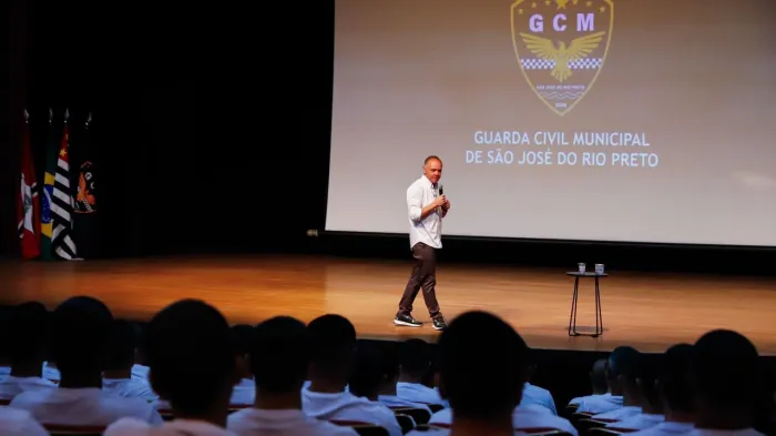 Aspirantes a GCM participam de aula inaugural com prefeito