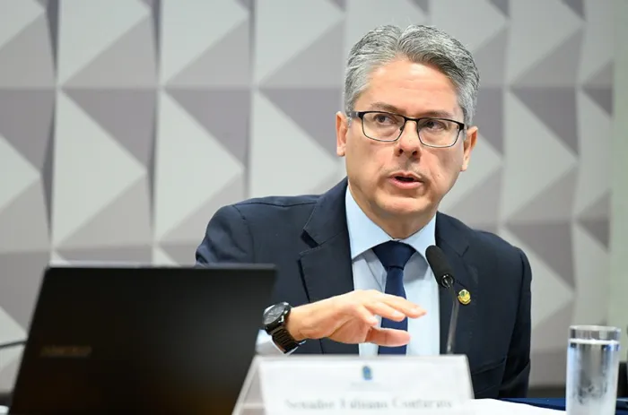 Relator, Alessandro Vieira defende a prorrogação dos trabalhos por mais 60 dias - Foto: Andressa Anholete/Agência Senado