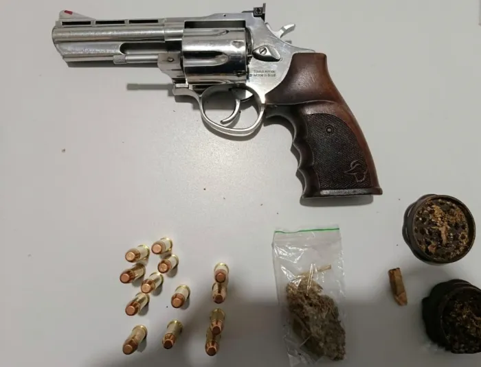 Polícia Civil conduz homem por porte ilegal de arma de fogo até a delegacia