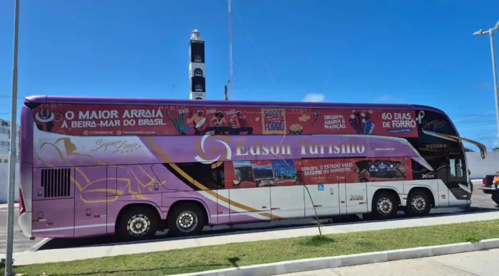Ônibus temático adesivado com apoio da Setur e da Emsetur divulga o São João à beira-mar e as belezas naturais de Sergipe / Foto: Ascom Setur