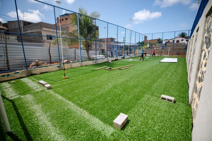 Prefeitura avança na implantação de campo de grama sintética na Praça Santa Bárbara