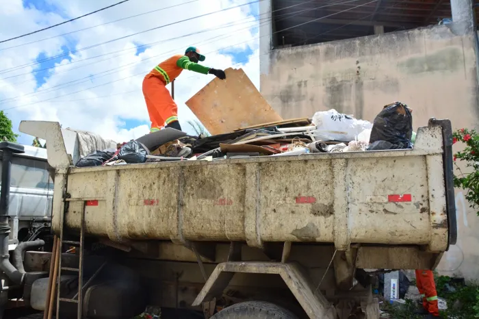 Prefeitura realiza mutirão de limpeza em residência de acumulador e reforça assistência à saúde