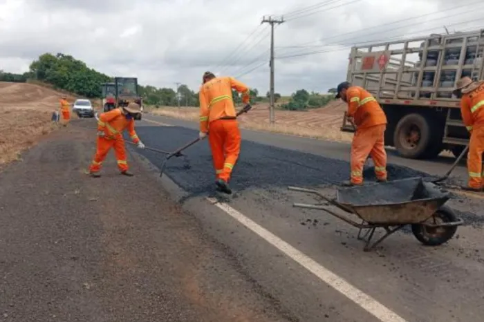 DER/PR executa serviços de conservação do pavimento em rodovia de São João do Ivaí