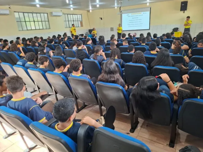 Palestra reuniu alunos do 6º ao 9º ano, com idades entre 10 e 16 anos na Escola Estadual de Ensino Fundamental Hélio Neves Botelho