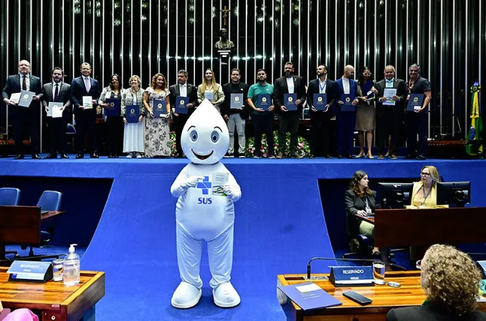 Participantes da sessão posam com Zé Gotinha, símbolo das campanhas de vacinação no SUS - Foto: Geraldo Magela/Agência Senado