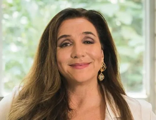 Marisa Orth estreia espetáculo inédito ‘Tá de Graça’ no Teatro Municipal de São Sebastião